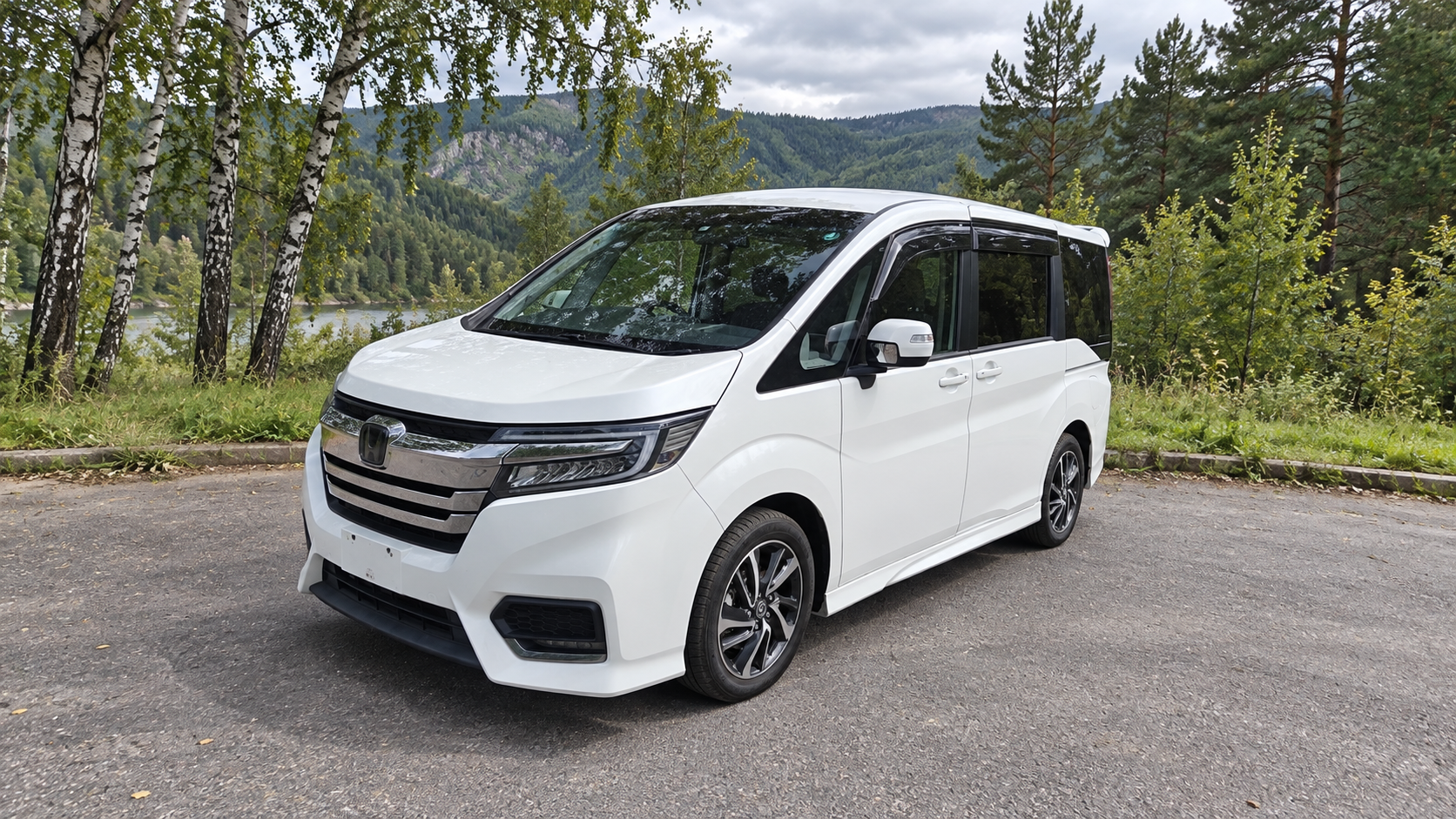 Honda Stepwgn RP3 на фоне природы Алтая