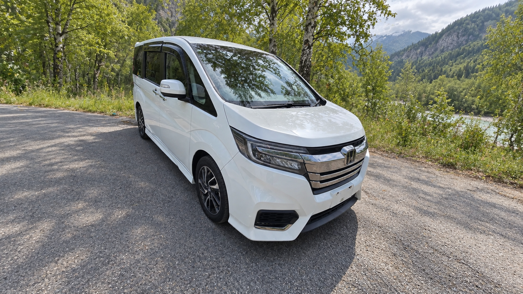 Honda Stepwgn RP3 спереди на дороге в Алтае
