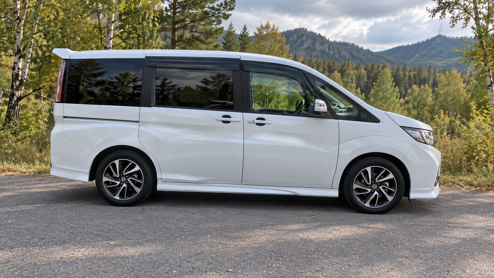 Honda Stepwgn RP3 сбоку на фоне деревьев